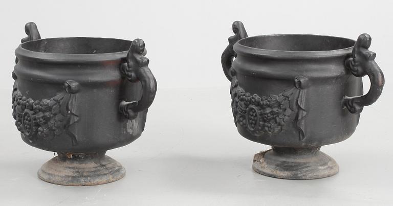 TRÄDGÅRDSURNOR, 1 par, gjutjärn, Stafsjö Bruk, 1900-talets mitt.