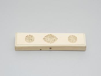 A gold filigree and sculptured tortoise bracelet, Qing dynasty, 19th Century.