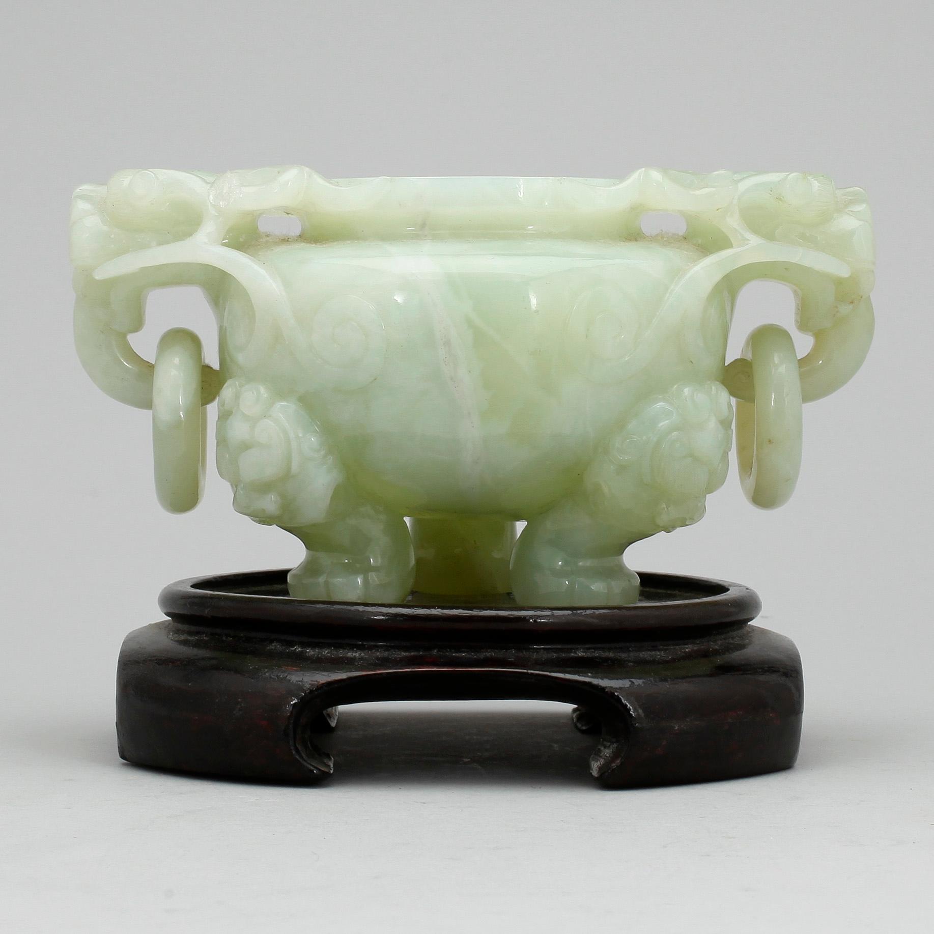 RÖKELSEKAR, färgad kvartsit. 1900-tal.