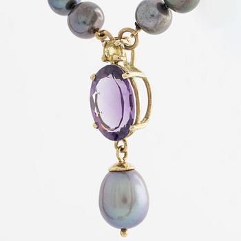Collier, med odlade pärlor samt lås i guld med ametist och pärlhänge.