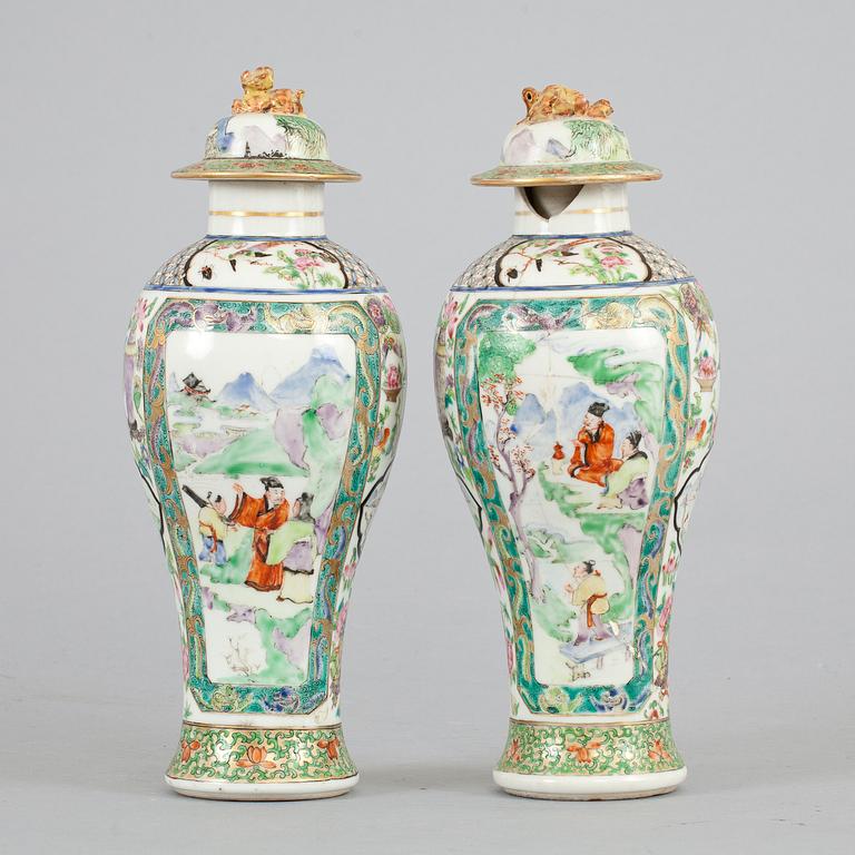 LOCKURNOR, ett par, porslin, Kina, 1800-tal.