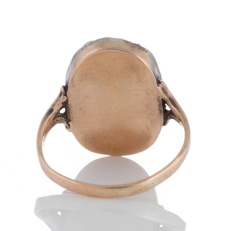 Ring med rosenslipade diamanter.