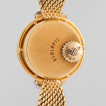 An Omega ladies watch in 18K gold set with round brilliant-cut diamonds with a total weight of ca 0.40 cts.