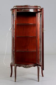 VITRINSKÅP, Louis XV-stil, 1900-tal.