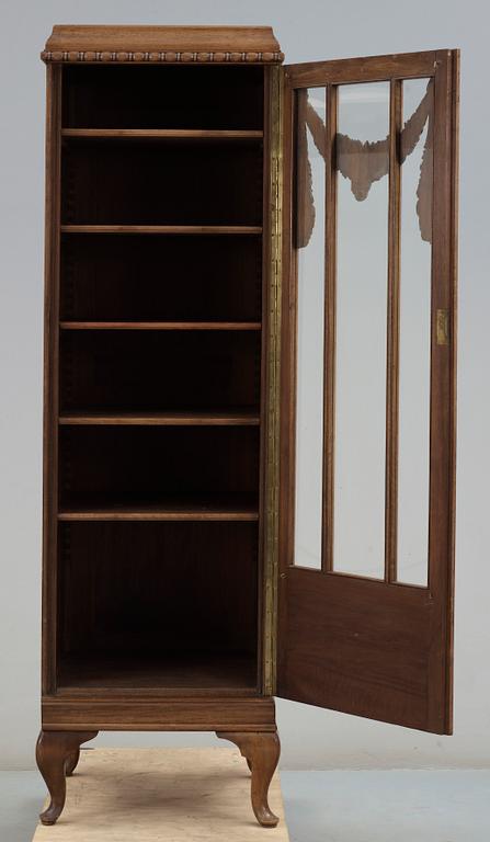 VITRINSKÅP, Louis XV-stil, sent 1800-tal.