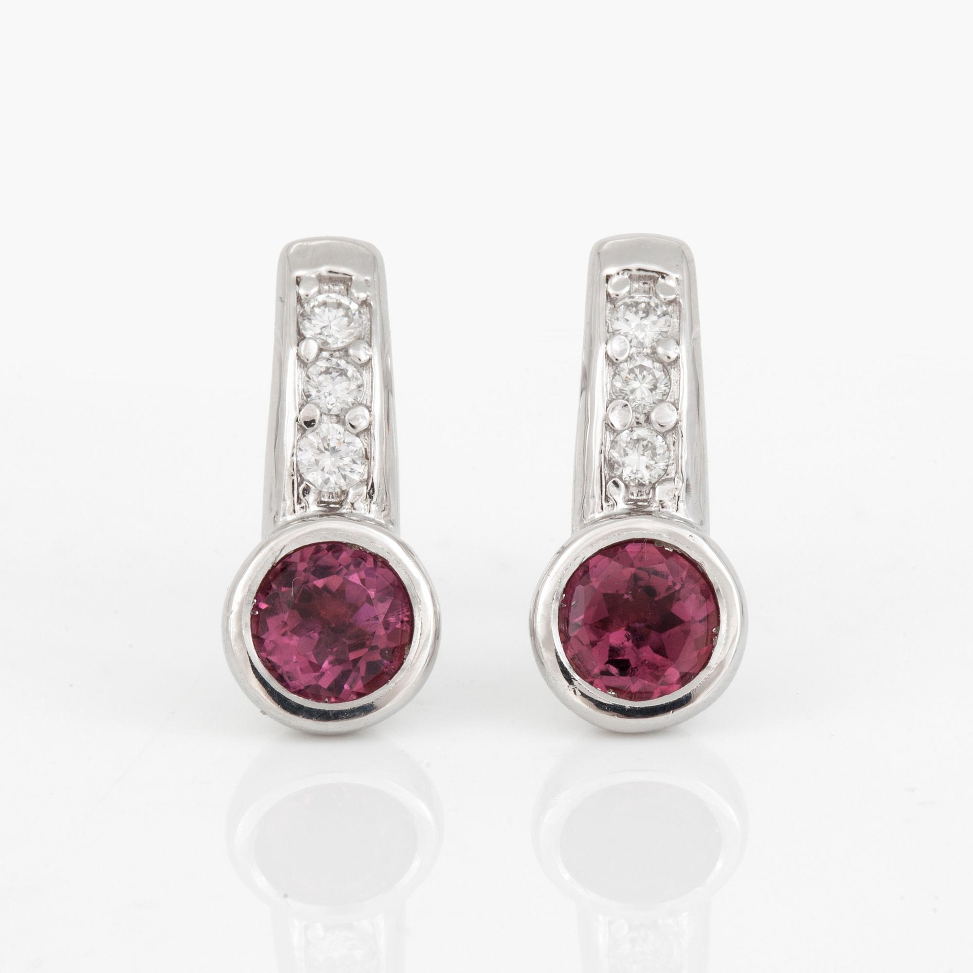 ÖRHÄNGEN, ett par med rosa turmaliner ca 1.10 ct och diamanter totalt ca 0.25 ct.
