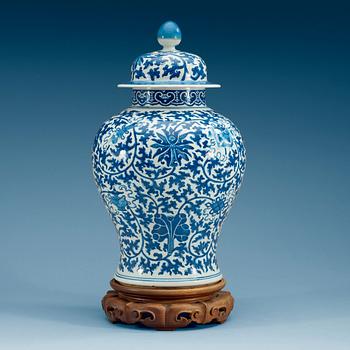 1951. A blue and white jar with cover, Qing dynasty, 19th Century with Kangxi six character mark.