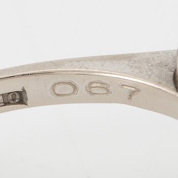 Ring, cameo model, 18K white gold with sapphire and brilliant-cut diamonds.