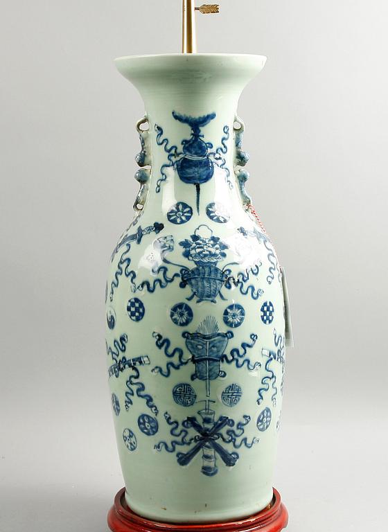 BORDSLAMPA/URNA. Kina, porslin. 1900-tal.