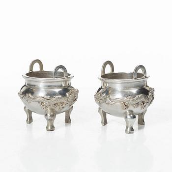 Saltkar ett par, silver, Kina, 1900-tal.