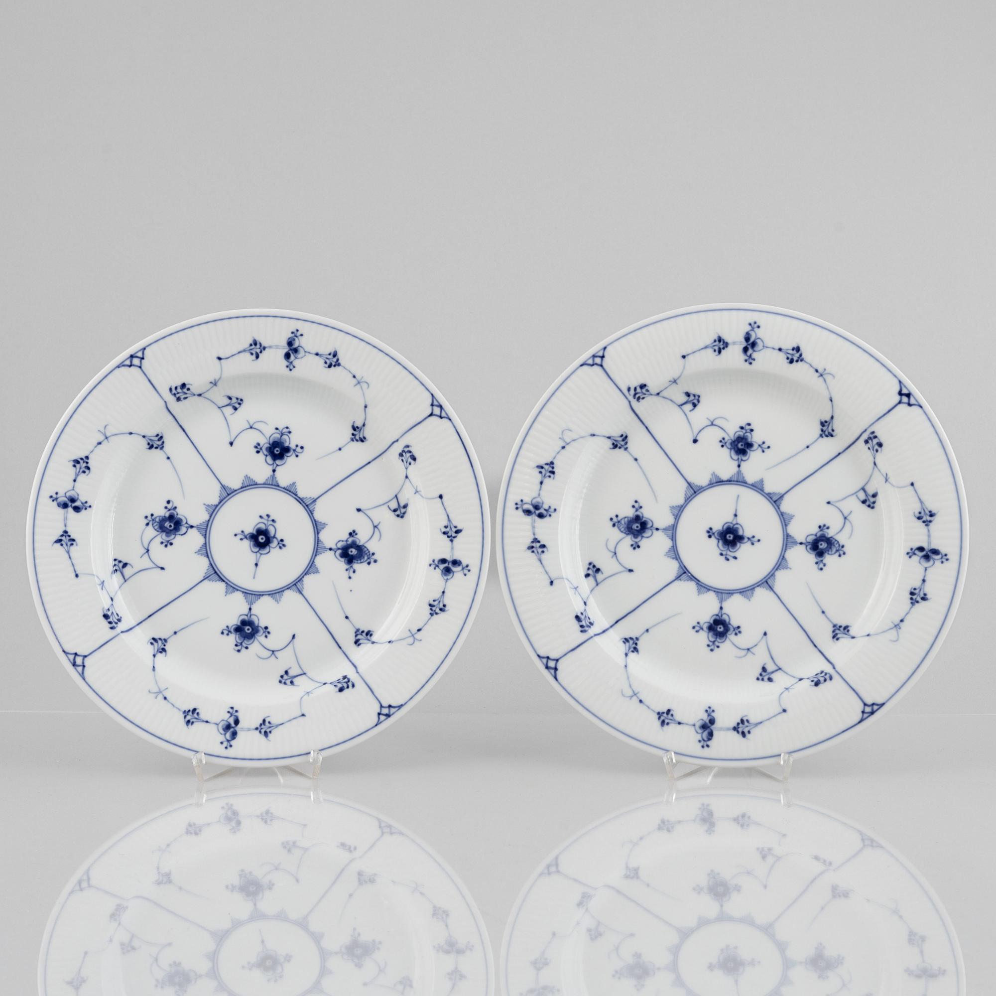 A 'Blue Fluted Plain' tureen with cover and four serving dishes, Royal Copenhagen, model 214 and 217, 1898-1923.