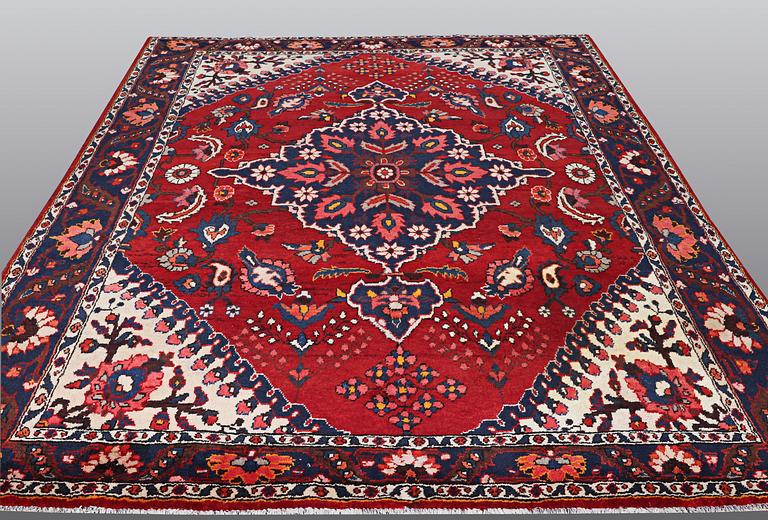 A CARPET, Bakthiari, ca 328 x 232 cm.