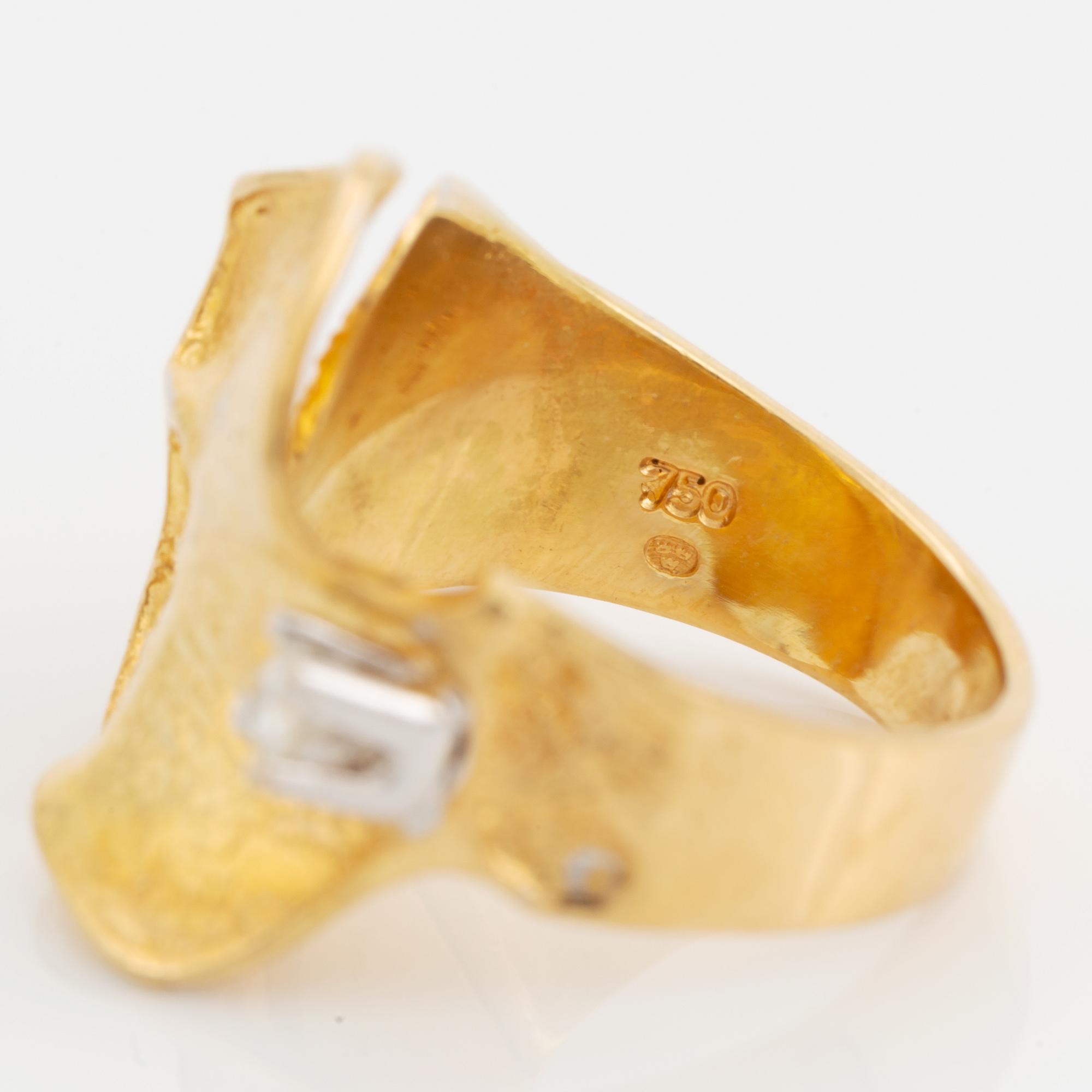 An 18K gold Ole Lynggaard ring set with a round brilliant-cut diamond.