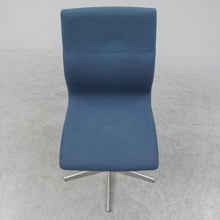 An ARNE JACOBSEN "Oxford" Swivel chair, Fritz Hansen, 1994.