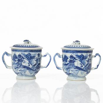 Mugg samt två muggar med lock, porslin, Kina, Qingdynastin, 1700-1800-tal.