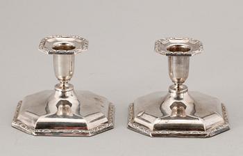 LJUSSTAKAR, ett par, silver. Svenska importstämplar, 1900-tal.