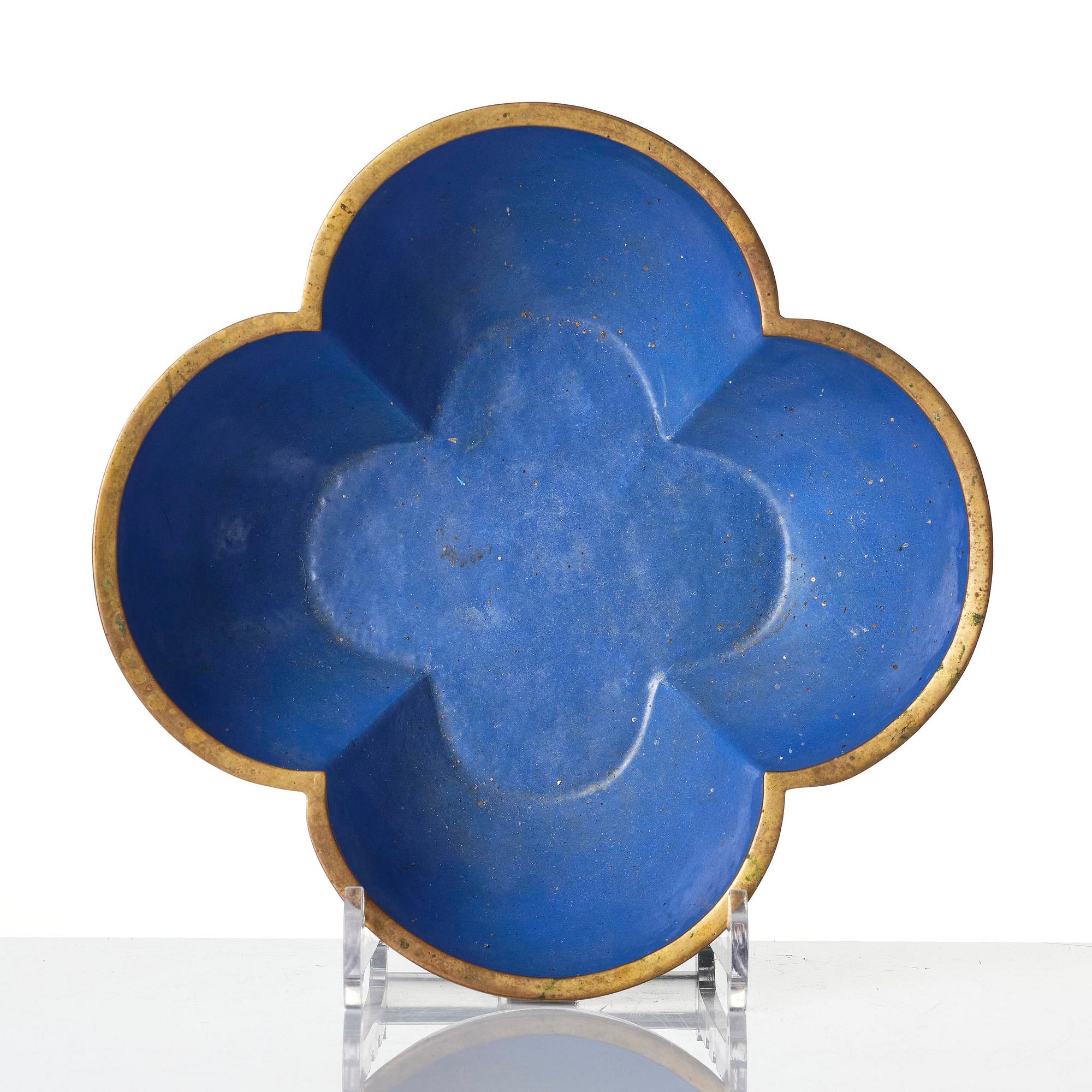 A quatre-foil  'lotus' jardiniere, late Qing dynasty.