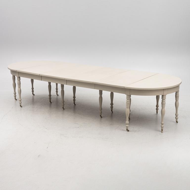 A late 19th century dining table.