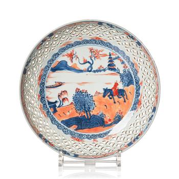 1206. An imari dish with pierced sides, Qing dynasty, early 18th Century.