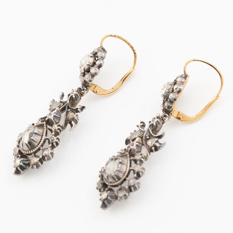 Örhängen, ett par, silver och 18K guld med rosenslipade diamanter.