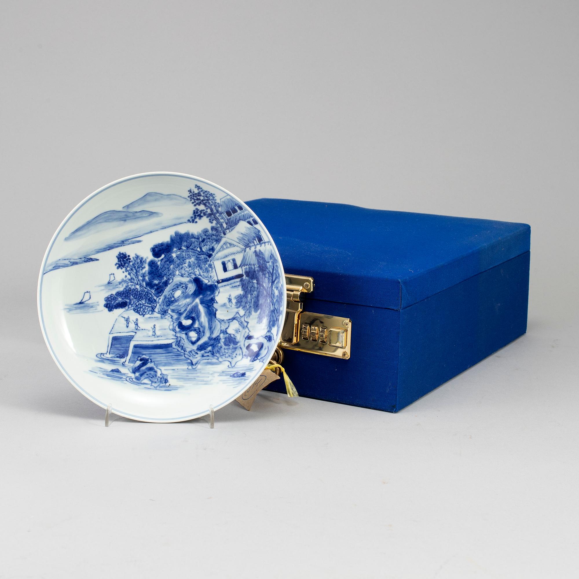 A blue and white dish, Qing dynasty, 19th Century, with seal mark.