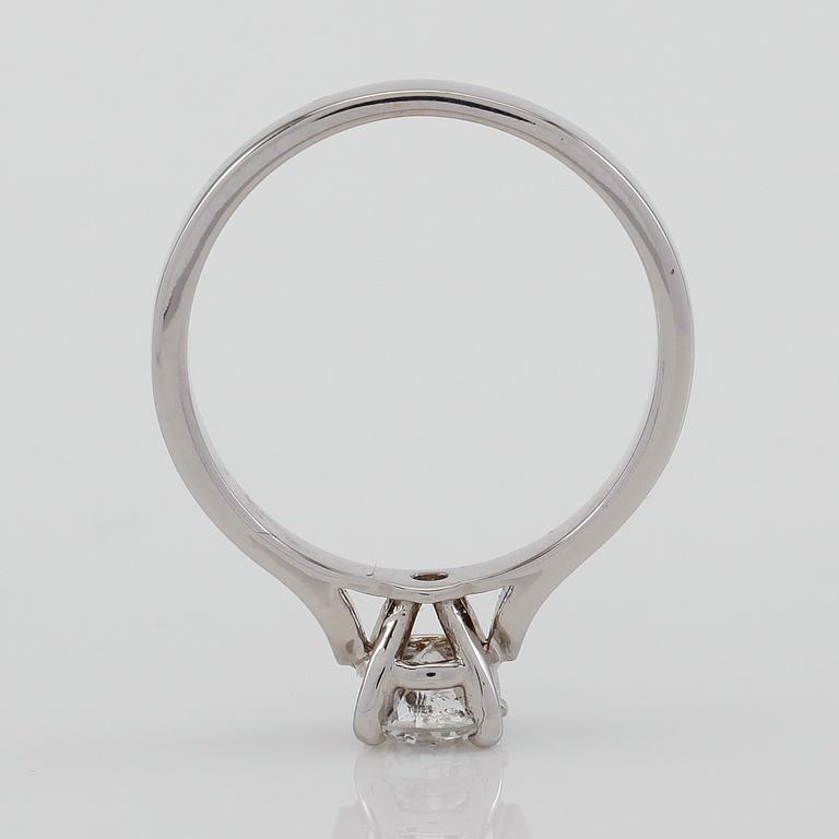 RING, 18K vitguld och solitär briljantslipad diamant ca 0.67 ct.
