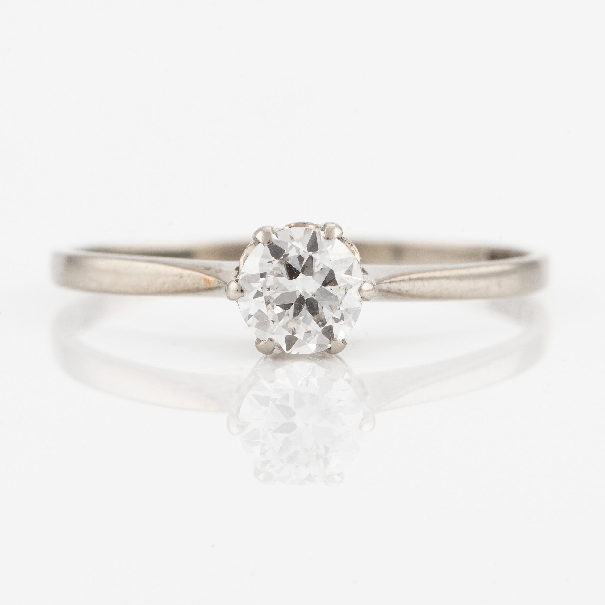 Ring 18K vitguld med en rund briljantslipad diamant.