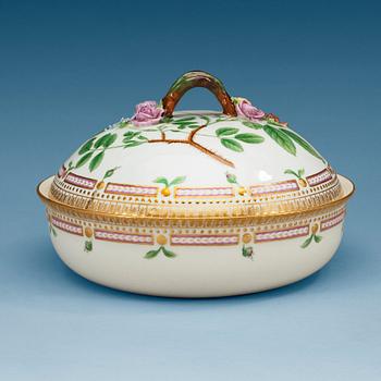 874. A Royal Copenhagen 'Flora Danica' tureen with stand, Denmark, 20th Century.