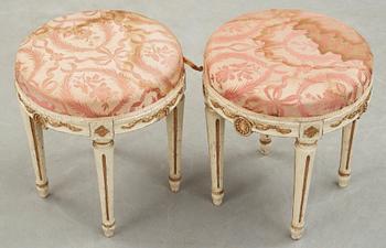 TABURETTER, ett par, gustaviansk stil, 1900-talets första hälft.