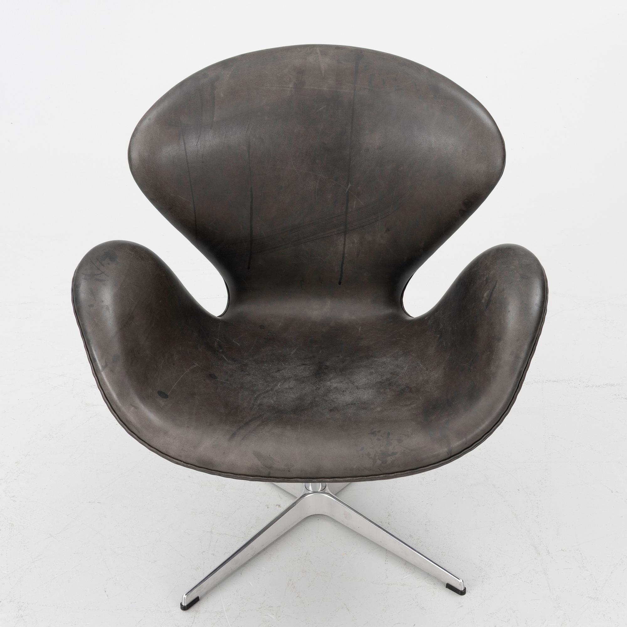 Arne Jacobsen, fåtölj, "Svanen", Fritz Hansen, 2006.