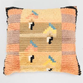 Armi Ratia (Airaksinen), a 1930's Finnish long pile rug pillow for Neovius. Circa 49x44 cm.