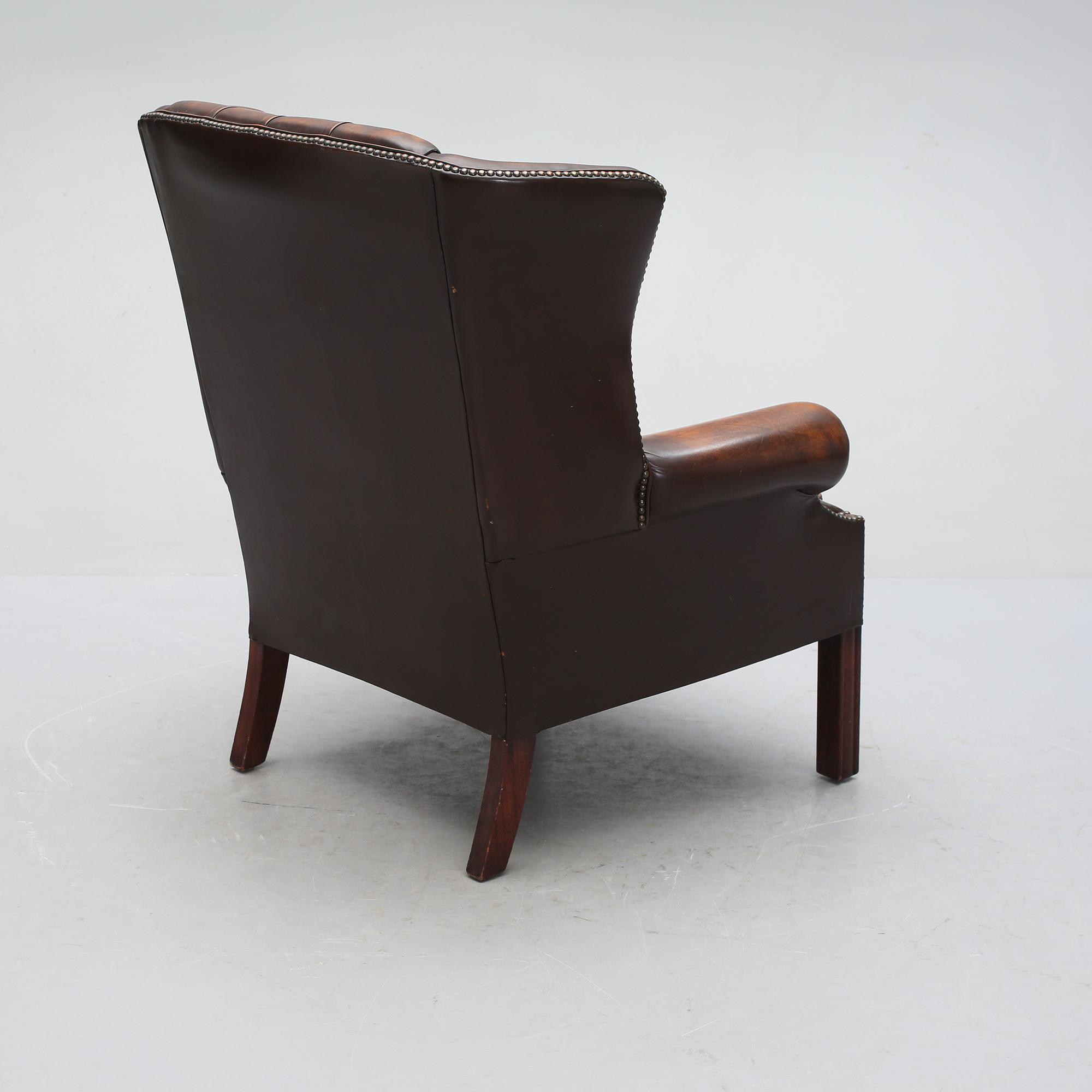 FÅTÖLJ, Chesterfield-modell, 1900-talets andra hälft.