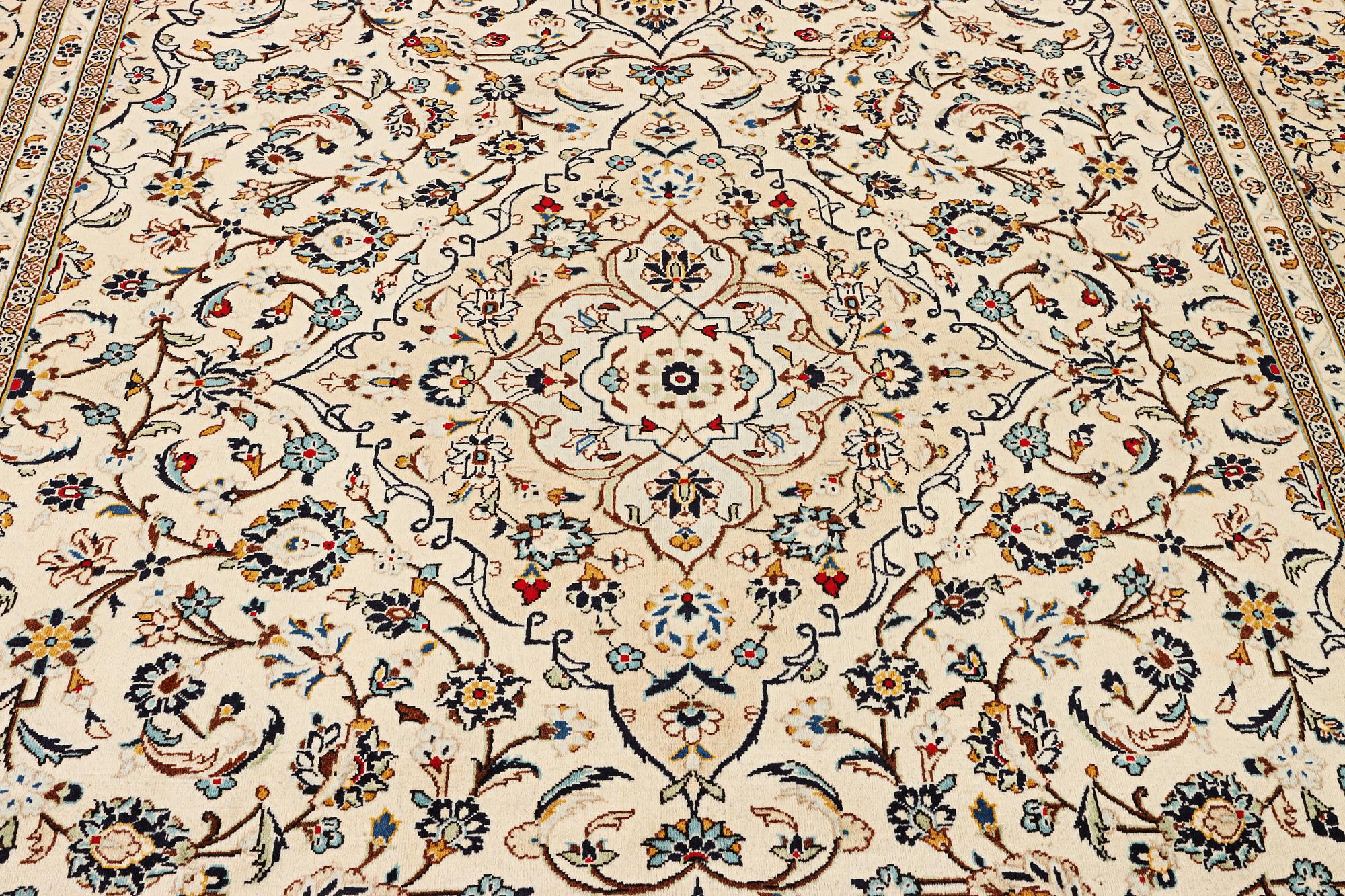 A Kashan carpet, c. 353 x 244 cm.