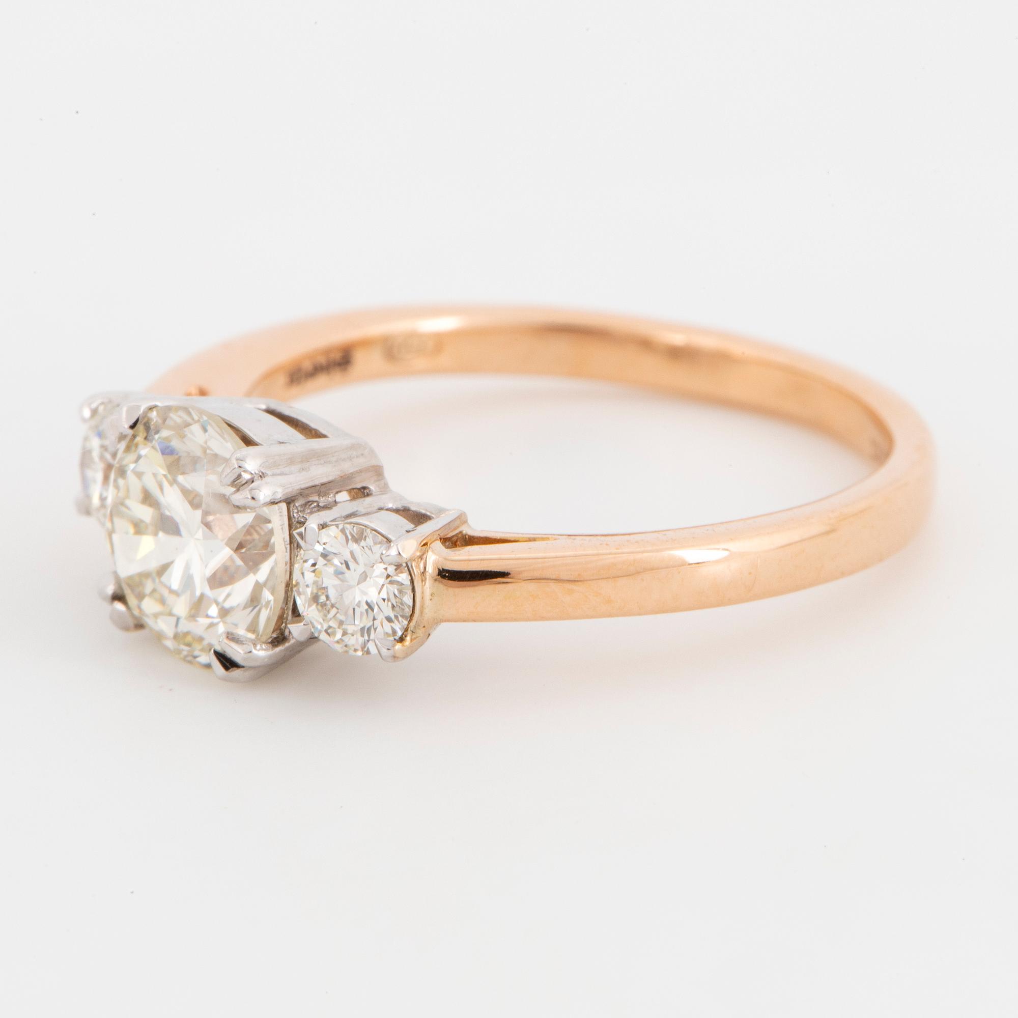 Brilliant-cut diamond three stone ring. GIA-report.