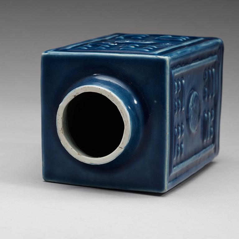 A blue rectangular vase, late Qing dynasty, circa 1900.