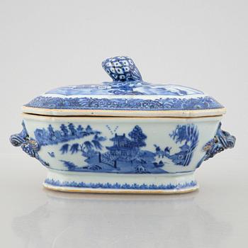 A blue and white butter tureen with cover, Qing dynasty, Qianlong (1736-95).