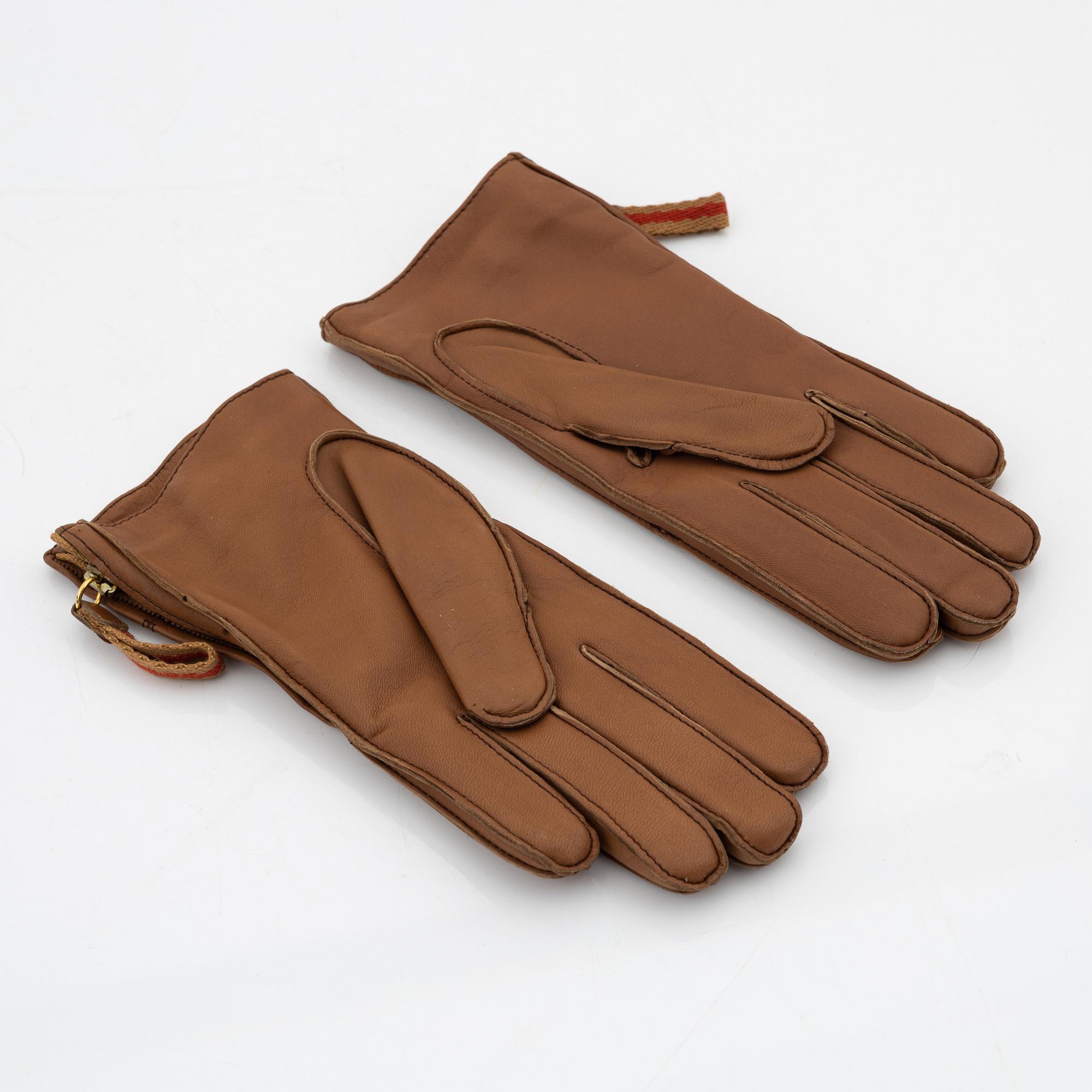 Gucci, a pair of tan leather gloves, size 6 1/2.