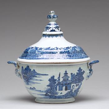 A blue and white tureen with cover, Qing dynasty, Qianlong (1736-95).