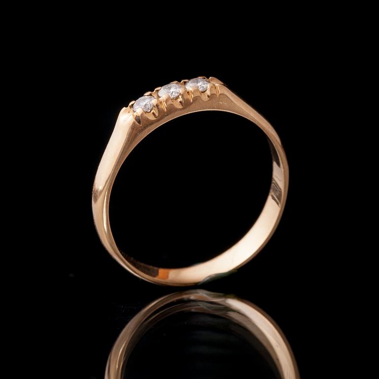 RING, 14K guld, briljantslipade diamanter. Vikt ca 2,4 g.