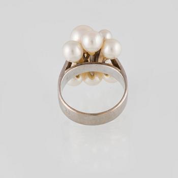RING, 14K vitguld med odlade pärlor samt två briljantslipade diamanter. Vikt 7,2 gram.