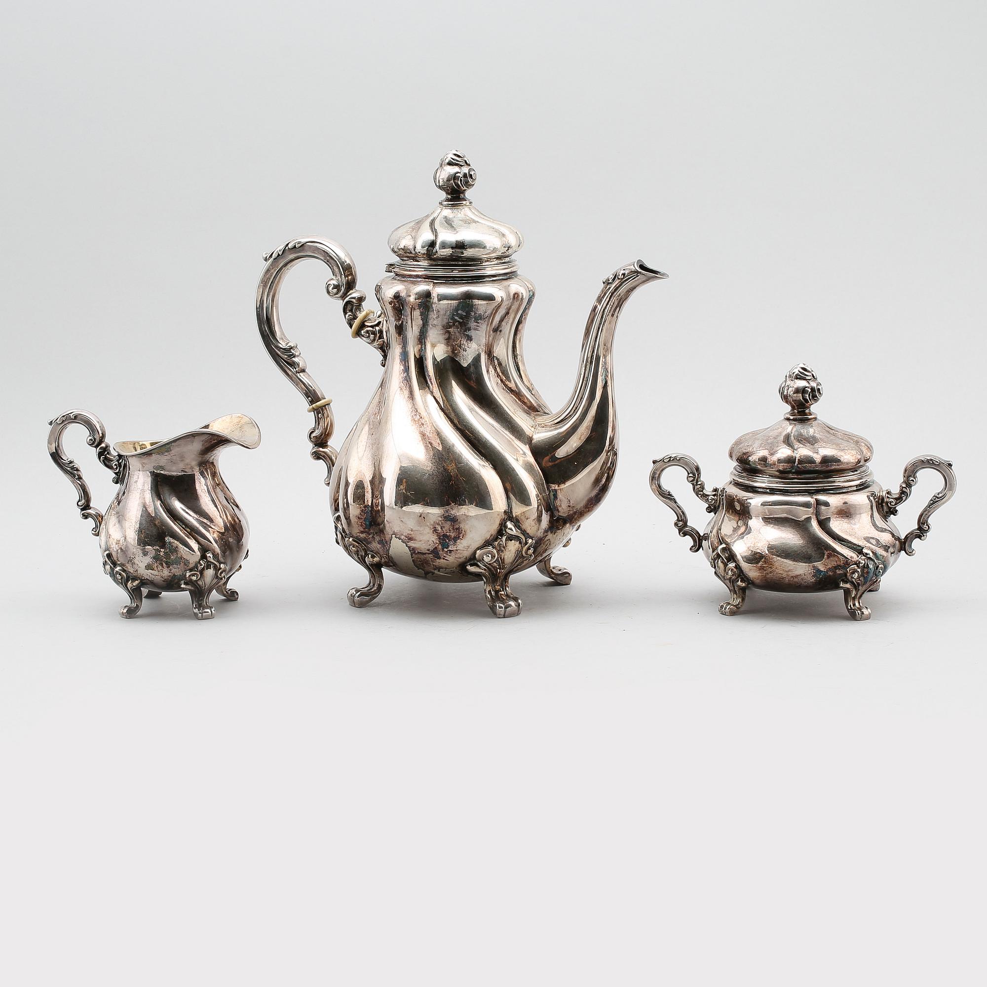KAFFESERVIS, 3 delar, silver, svenska importstämplar, 1900-talets första hälft. Vikt ca 1200 gram.
