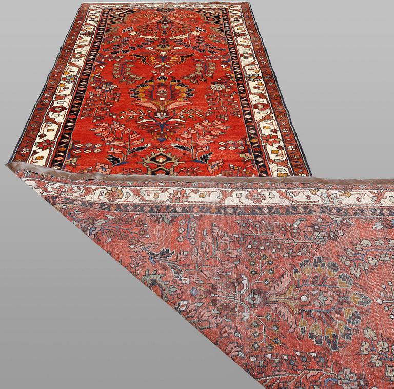 Gallerimatta, Hamadan, ca 440 x 118 cm.