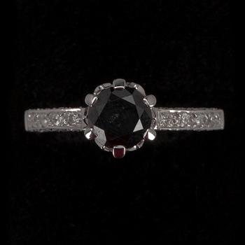 RING, 18K vitt guld. Svart briljantslipad diamant 1.36 ct + briljantslipade diamanter 0.50 ct. TW si/p. Vikt 4.5 g.