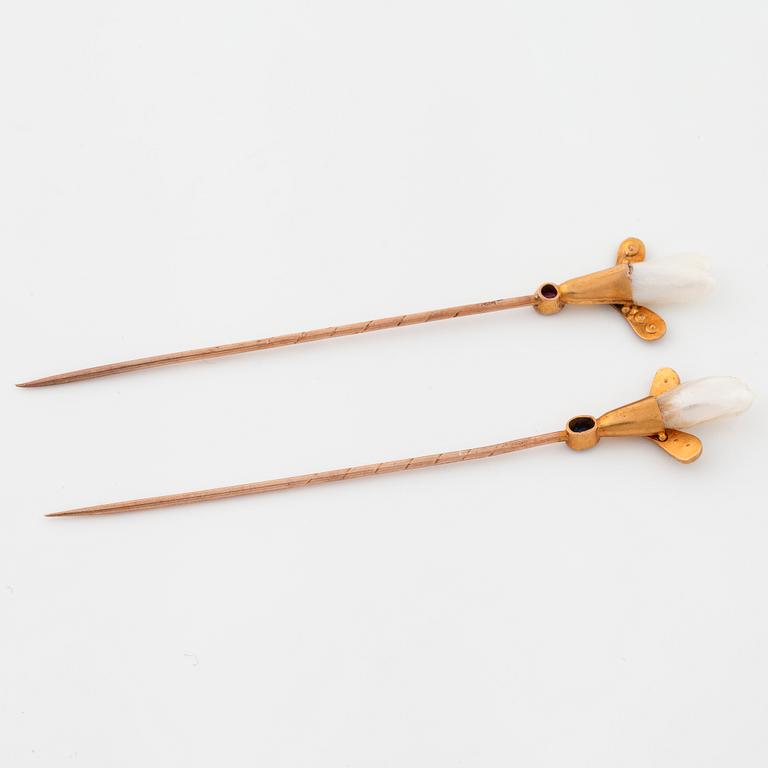 BROSCHNÅLAR, 2 st, med odlade pärlor samt med syntetisk rubin och safir.