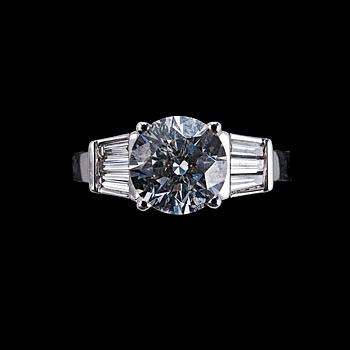 9. A RING, brilliant cut diamond 1.80 ct. G/si3 . 6 trapez cut diamonds c. 0.3 ct. EGL certificate.