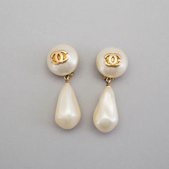 ÖRHÄNGEN, Chanel, gulmetall med fashion-pärla, 1990-tal.