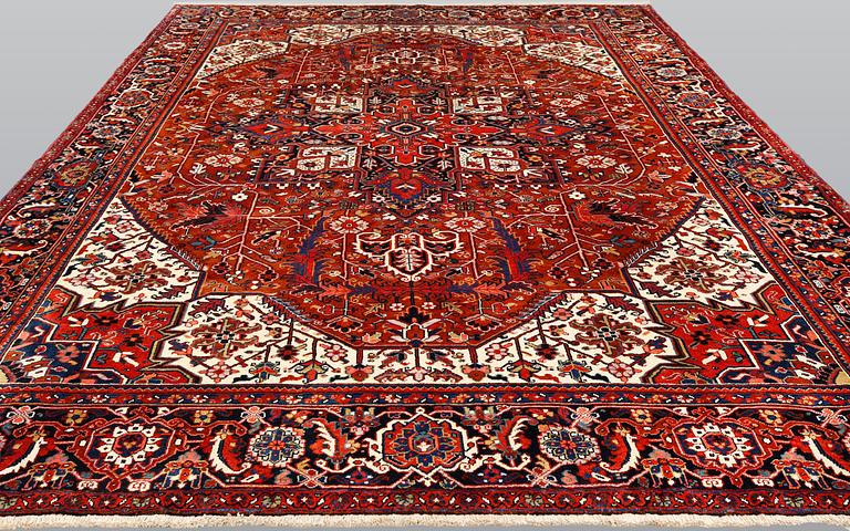 Matta, Heriz, ca 385 x 287 cm.