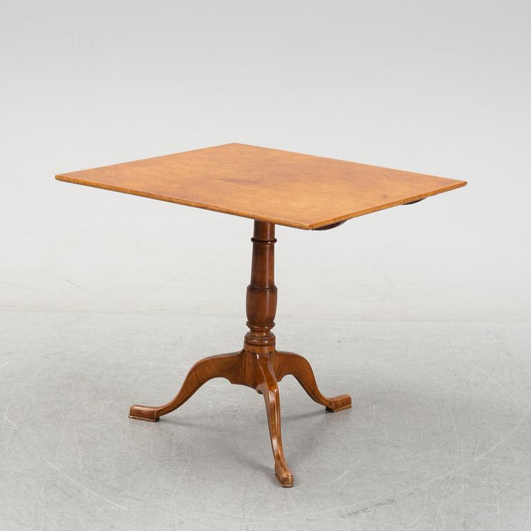 A Swedish drop leaf table by Carl Hollst, Eskilstuna (1787-1830).