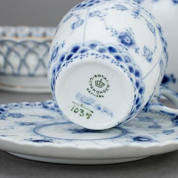 KAFFESERVISDELAR, 24 st, porslin, "Musselmalet", Royal Copenhagen, 1900-talets andra hälft.