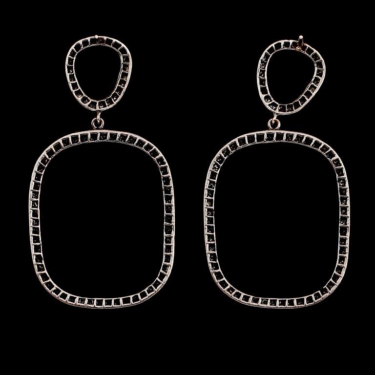 ÖRHÄNGEN, 1 par, 18 k guld och oxiderat silver, diamanter. Total vikt ca 9,6 g.
